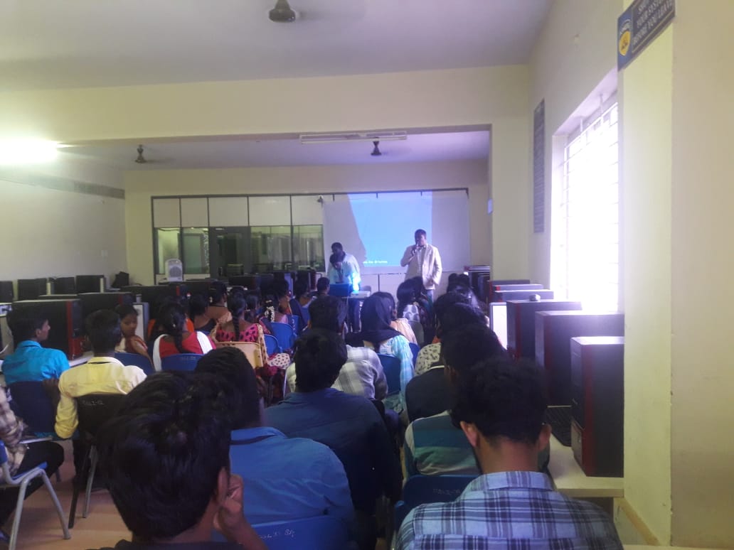 Sambasivam Sathyamoorthy giving a motivating speech around available opportunities in IT field during an 'Internet Programming workshop' in Kings College of Engineering, Tanjore